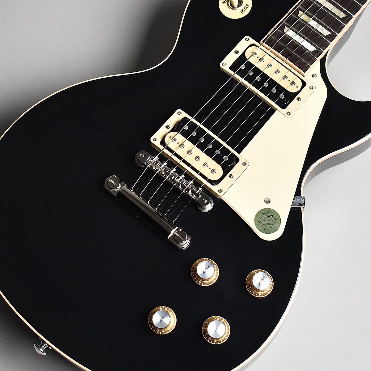 Suspect number 1. One of, but not the only reason for the problems. A beautiful Gibson Les Paul Classic 2019 with a 60’s neck profile and cool Zebra pickups — and surprisingly, a tailpiece that touched the body of the guitar, a rarity in this modern Gibson age, if ever I’ve seen one!